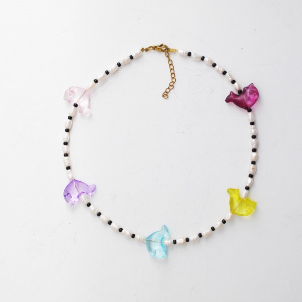 (Preview 1) Χειροποίητο Pearl Necklace με Πολύχρωμα Fish Charms | alevizou jewellery